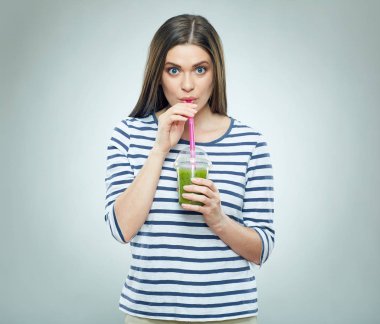 Genç kadın güler yüzlü içme. 