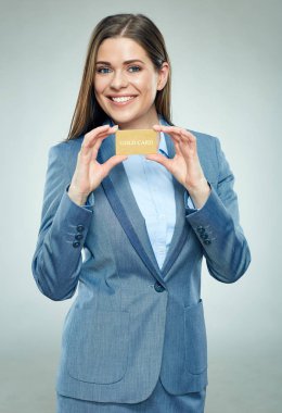 iş kadını gösteren kredi kartı 