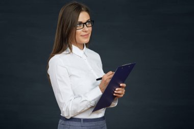 Pano ile kalem tutan dalgın kadın