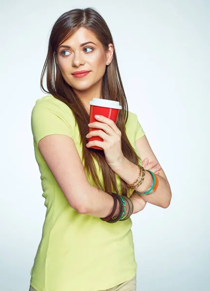 Mädchen mit Kaffee. isoliertes Studioporträt einer lächelnden Frau. — Stockfoto