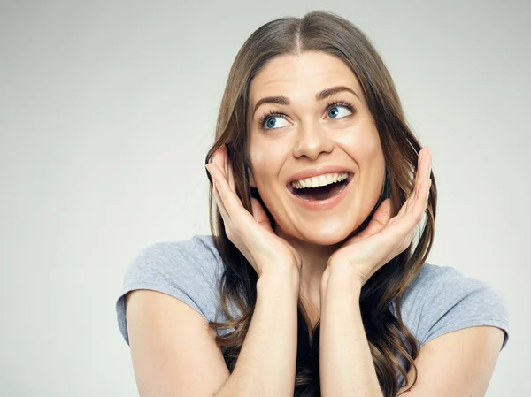 Gelukkig emotie gezicht portret van jonge vrouw. — Stockfoto