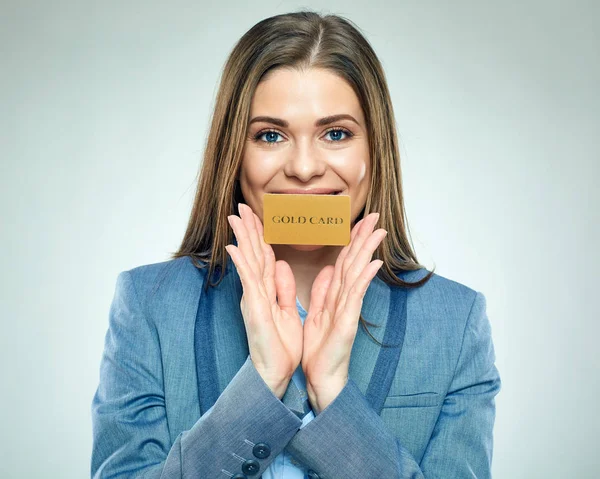 Empresária mostrando cartão de crédito — Fotografia de Stock