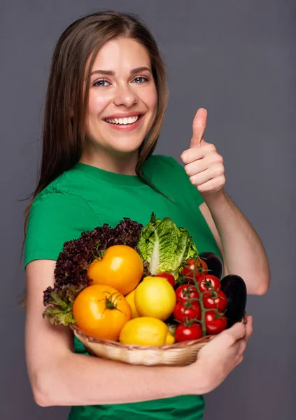 Mulher segurando cesta de vime com frutas — Fotografia de Stock