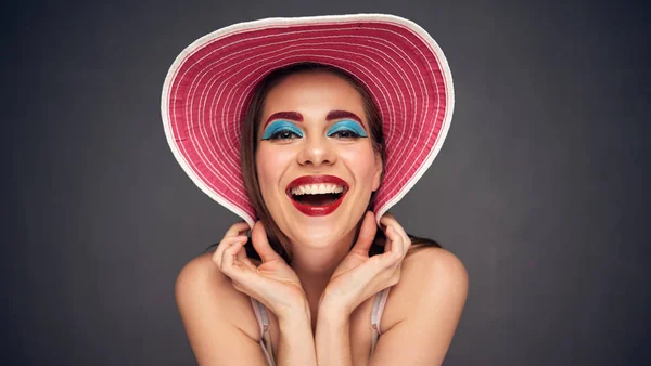 Mulher usando chapéu de praia de verão — Fotografia de Stock