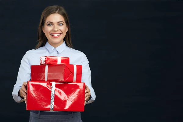 Empresária segurando caixas de presente vermelho — Fotografia de Stock