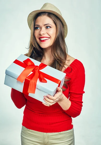 Woman in straw hat holding gift box — Stock Photo, Image