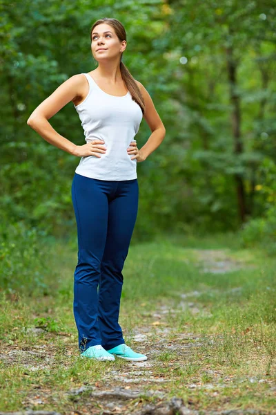 Giovane donna sportiva nella foresta — Foto Stock