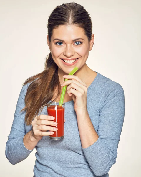 Leende kvinna dricka röd saft — Stockfoto
