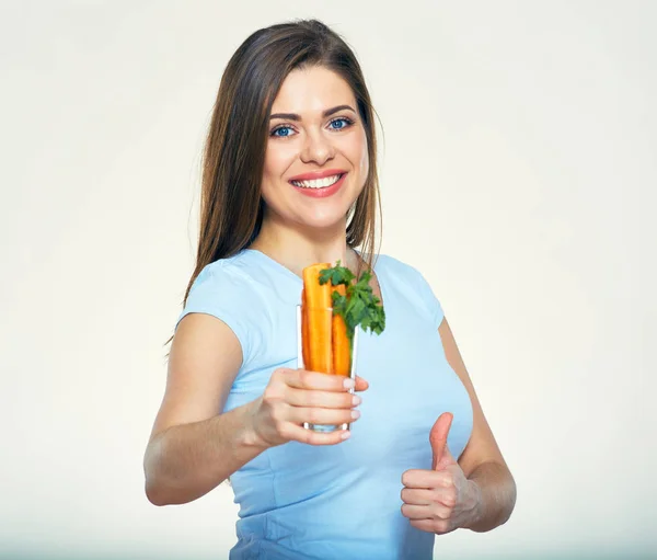 Femme tenant du verre avec des carottes — Photo