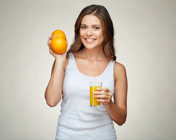 Mujer sonriente sosteniendo naranjas —  Fotos de Stock