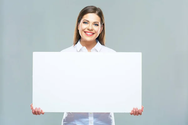 Donna d'affari sorridente con cartello bianco — Foto Stock