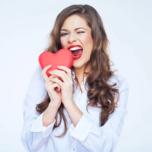 Mujer sonriente mordiendo el corazón rojo —  Fotos de Stock