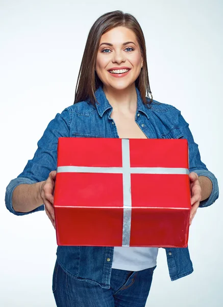 Vrouw bedrijf rode geschenkdoos — Stockfoto