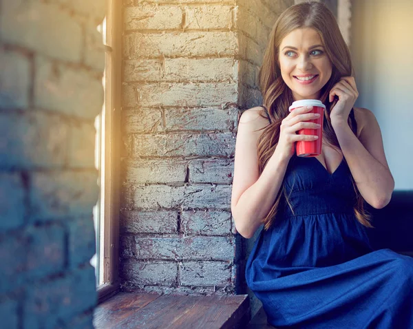 Mujer en vestido de noche azul beber café —  Fotos de Stock