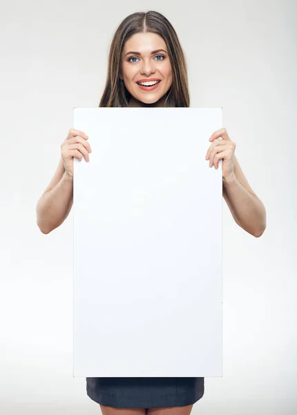 Mulher segurando placa sinal branco — Fotografia de Stock