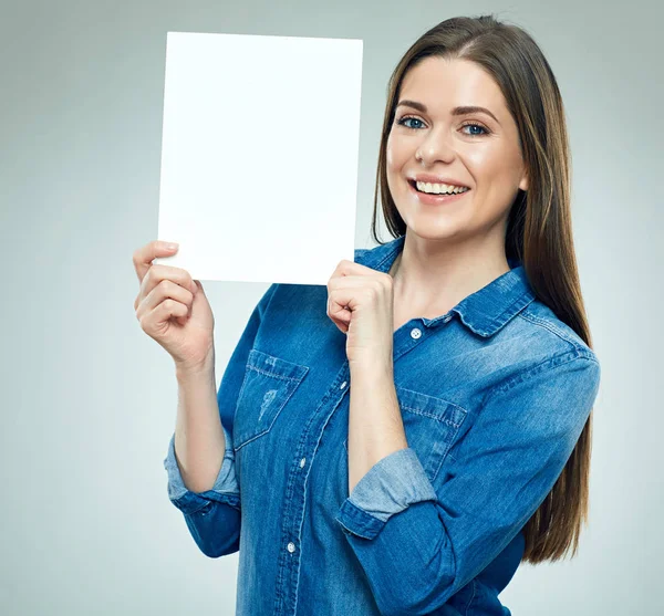 Усміхнена жінка тримає знак дошки — стокове фото