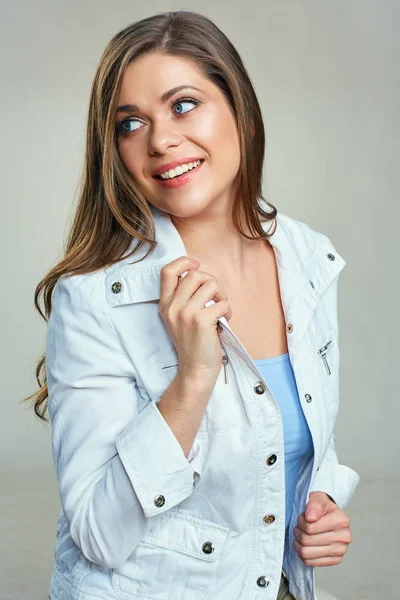 Mujer joven en chaqueta blanca — Foto de Stock