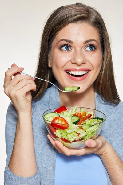 Jeune femme mangeant une salade végétarienne — Photo