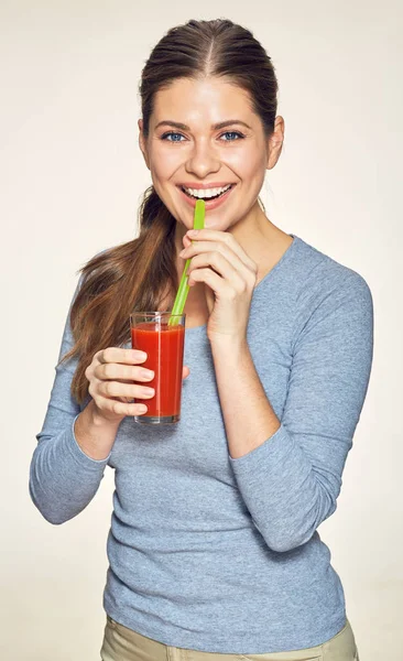 Sonriente mujer bebiendo jugo rojo — Foto de Stock