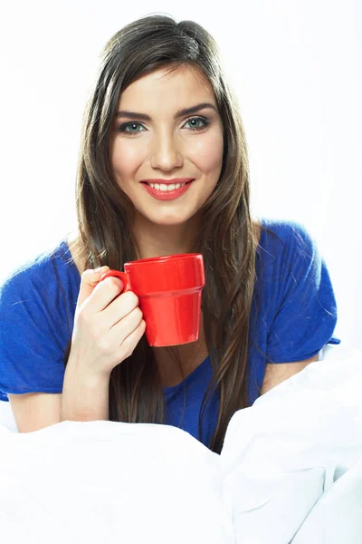 Lächelnde Frau mit Kaffeetasse — Stockfoto