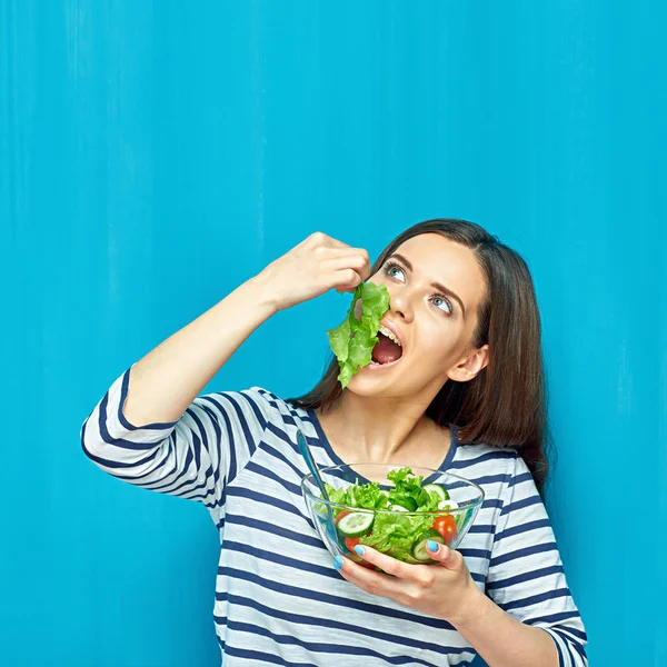 Happy young woman eating salad — Stock Photo, Image