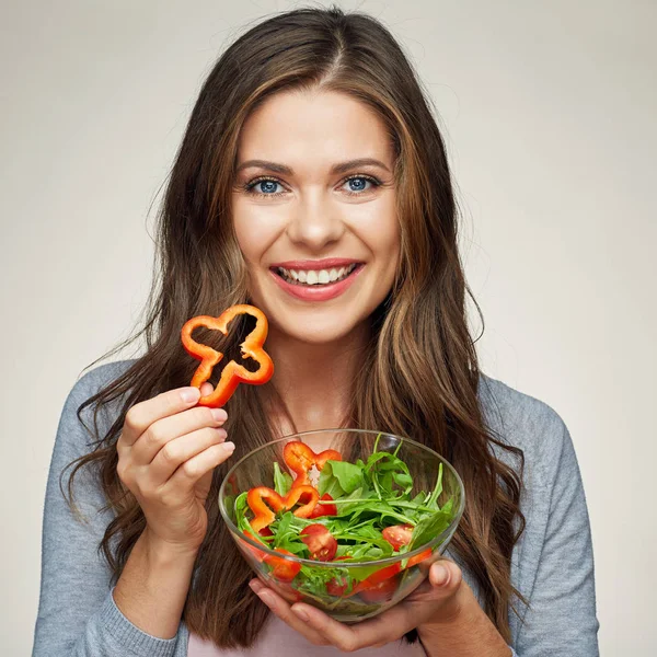 Gülümseyen kadın salata bir kase tutarak
