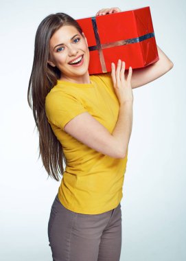  kadın holding kırmızı hediye kutusu