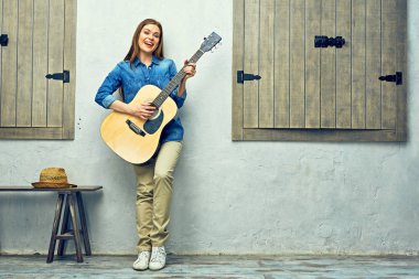 Pozitif kadın gitar çalmak 