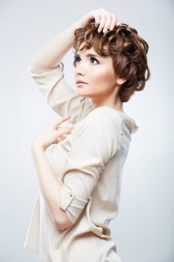 Genç modeli bej gömlek