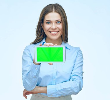 Tablet ile boş ekran sunan genç iş kadını gülümseyen