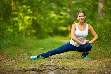 gülümseyen kadın germe egzersiz yaparak