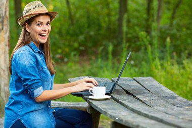 Ödev bahçesinde bulunan dizüstü bilgisayar ve kahve Kupası.