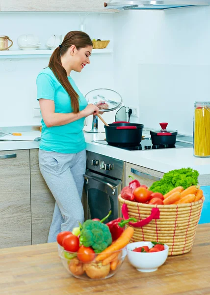 Žena vaření potravin v kuchyni — Stock fotografie