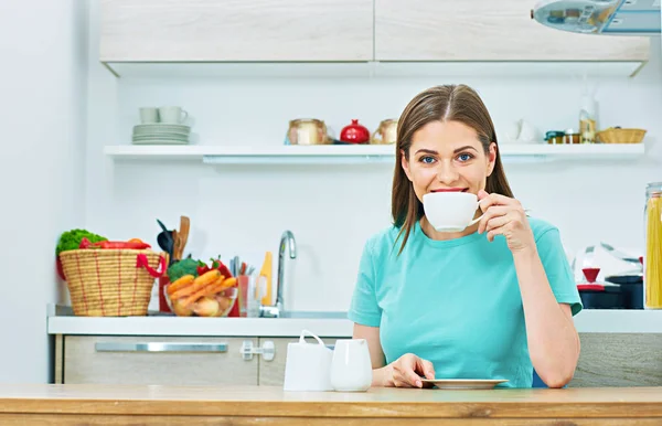 Frau trinkt Kaffee in Küche — Stockfoto