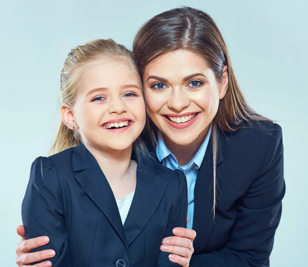 Geschäftsfrau umarmt kleine Tochter — Stockfoto