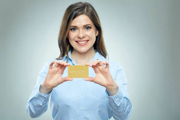 Geschäftsfrau zeigt Kreditkarte — Stockfoto