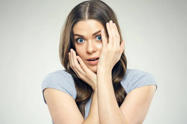 Mujer asustada cubriendo la cara con las manos — Foto de Stock