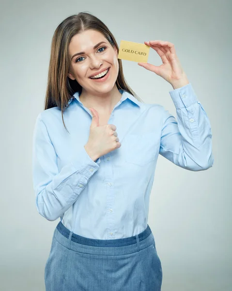 Ευτυχισμένη γυναίκα που κρατάει πιστωτική κάρτα — Φωτογραφία Αρχείου