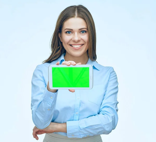 Sonriente joven mujer de negocios que presenta la tableta con pantalla vacía —  Fotos de Stock