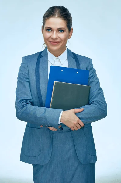 Femme d'affaires souriante tenant des livres  . — Photo