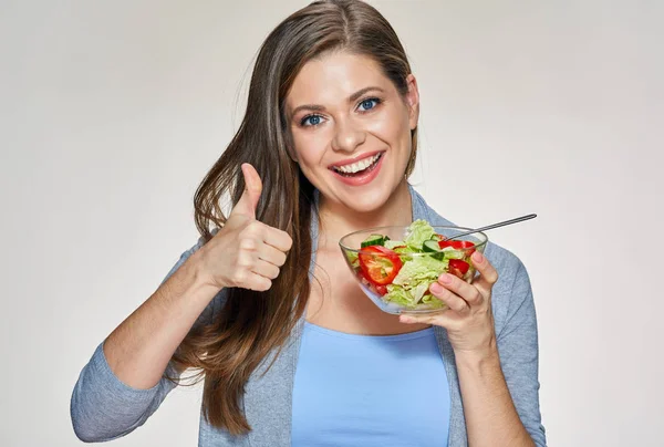 Smiling woman holding salad dish show thumb up. — Stock Photo, Image