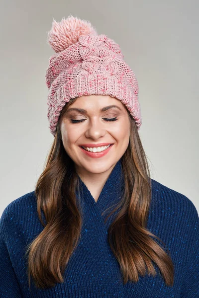 Mujer joven sonriente que usa una bufanda cálida de invierno con ojos cerrados —  Fotos de Stock