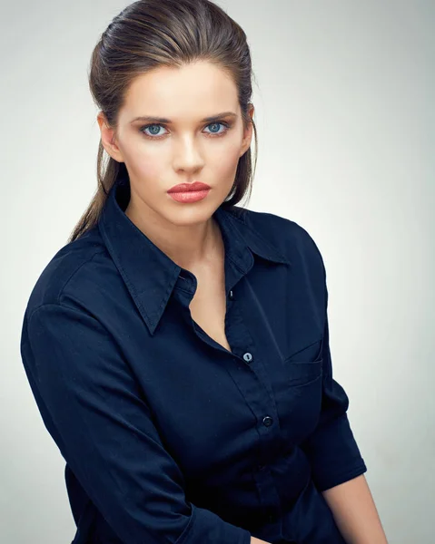Schoonheid stijl portret van jonge vrouw. — Stockfoto