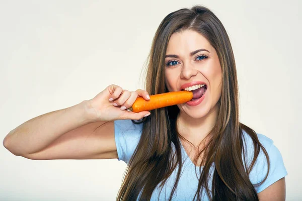 Женщина кусает морковь. Изолированный студийный портрет . — стоковое фото