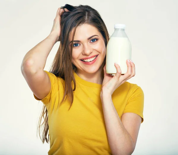 Mujer sonriente sosteniendo botella de leche . —  Fotos de Stock