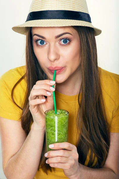 Porträtt av ung rolig kvinna dricka smoothie från glas. — Stockfoto