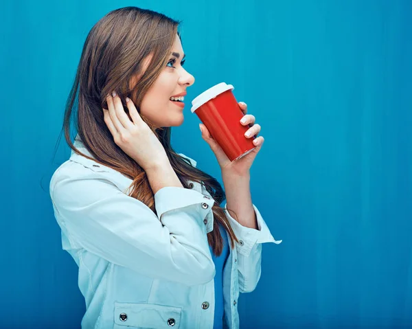 Jonge vrouw drinken koffie van rood glas. — Stockfoto