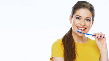 Diş fırçalama kız. Dişlek fırça ile genç kadın.