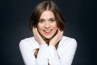 Güzel genç iş kadını yüzü gülüyor.