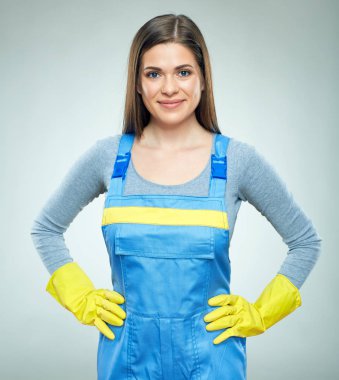 Gri arka karşı duran kadın Oluşturucu. 